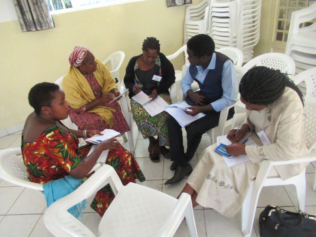 Atelier de sensibilisation en groupe avec des membres de la communauté