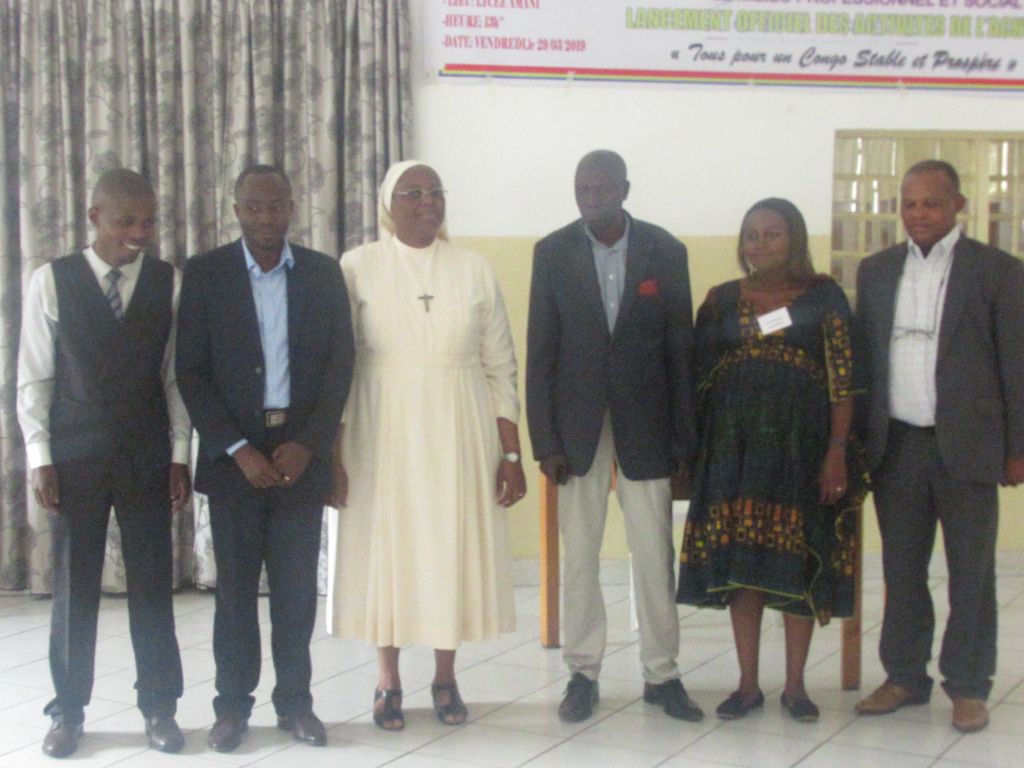 Photo de groupe des membres de l'ACNV-RDC devant la bannière de l'événement