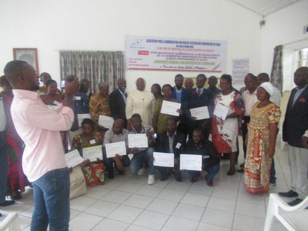 Remise de certificats aux participants d'une formation sur la communication non-violente