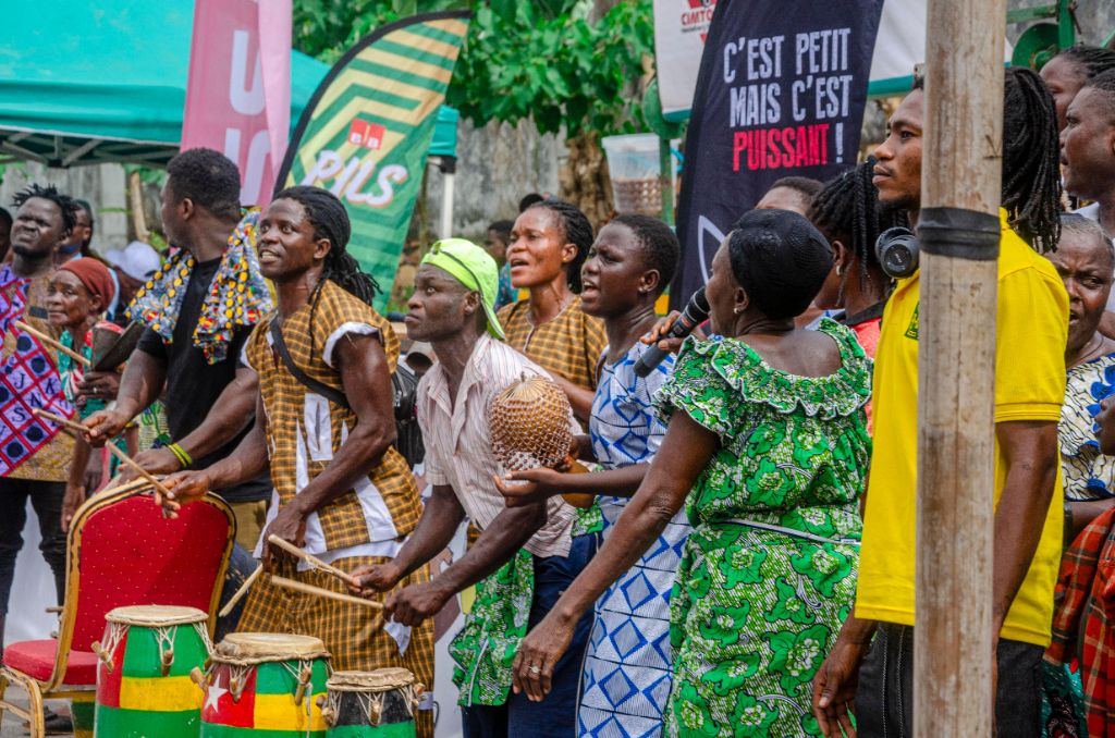 Membres de l'ACNV-RDC lors d'une séance de sensibilisation communautaire